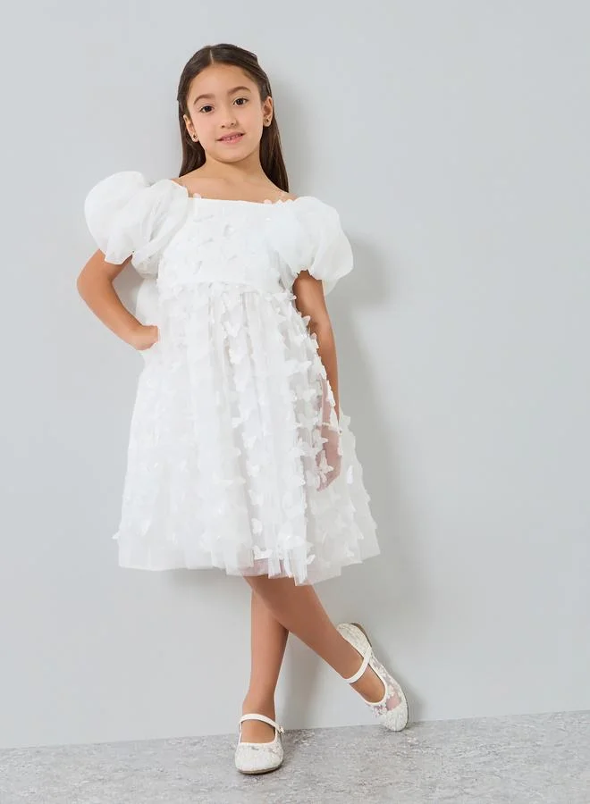 تايك تو فستان أبيض أورجانزا بأكمام منفوخة وتفاصيل فراشة